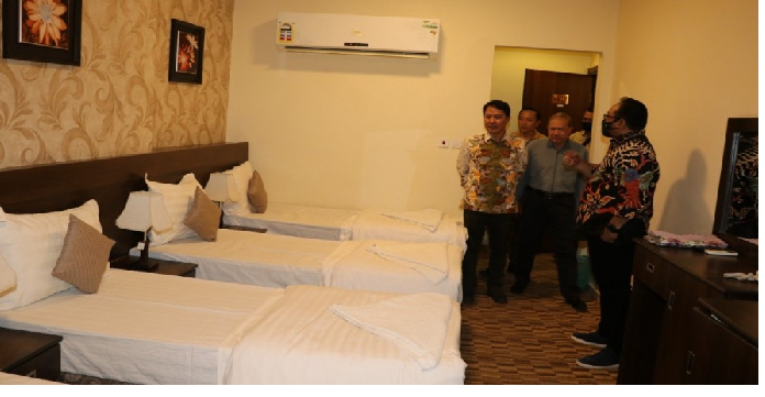 Menag Yaqut meninjau fasilitas hotel tempat menginap bagi jamaah haji Indonesia di Mekkah