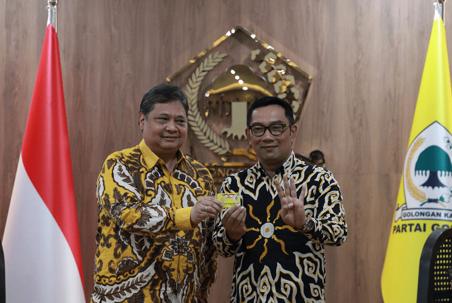 Ketua Umum Partai Golkar Airlangga Hartarto menyerahkan KTA Partai Golkar kepada Ridwan Kamil sebagai tanda sah menjadi anggota Partai Golkar.