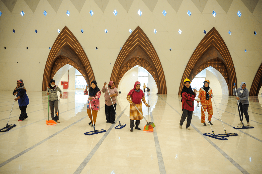 Sejumlah pekerja membersihkan lantai Masjid Raya Al Jabbar di Gedebage, Kota Bandung, Provinsi Jawa Barat, Senin 26 Desember 2022. Masjid Raya Al Jabbar akan diresmikan Jumat 30 Desember 2022.
