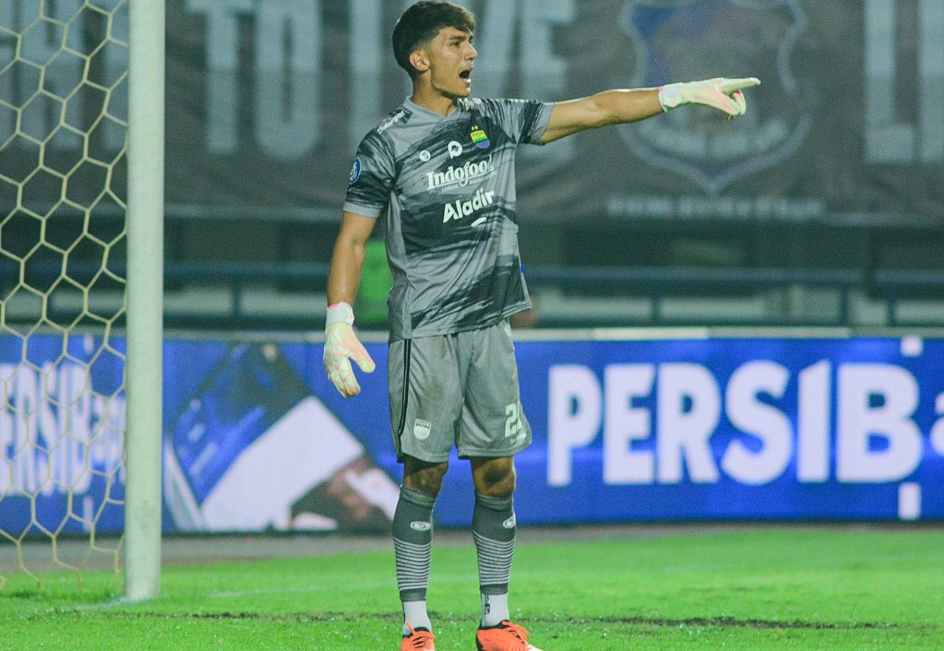 Kiper Persib Bandung Kevin Mendoza saat berlaga kontra Persik Kediri di Stadion GBLA pada Ahad, 10 Desember 2023, dalam lanjutan BRI Liga 1 2023-2024.