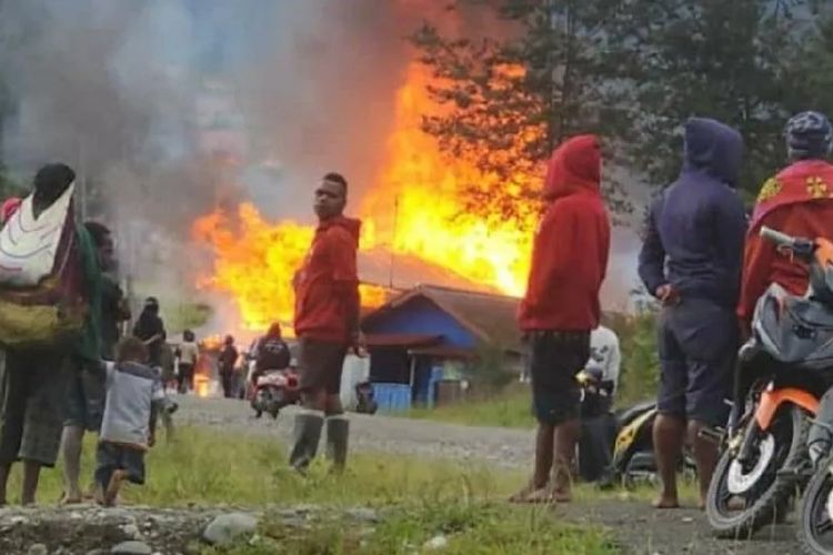 Konflik Senjata KKB dan Aparat Meletus Lagi, 156 Warga Nogoloit Mengungsi ke Kenyam