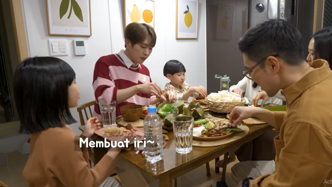 Onew SHINee mulai menikmati masakan Indonesia yang disuguhkan oleh Kimbab Family.