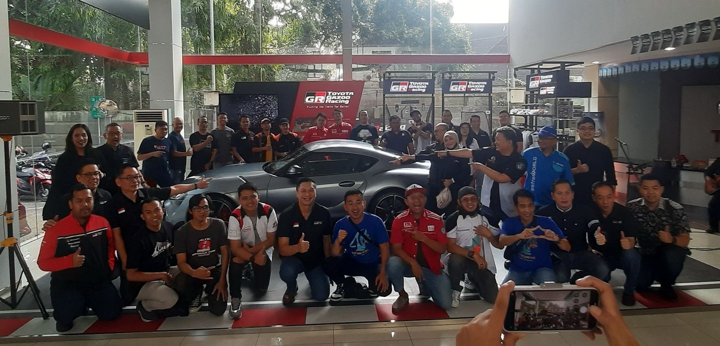 Selain menghadirkan unit Toyota GR Supra, suasana tambah meriah dengan kehadiran anggota komunitas otomotif Toyota dari Bandung dan sekitarnya.*/     