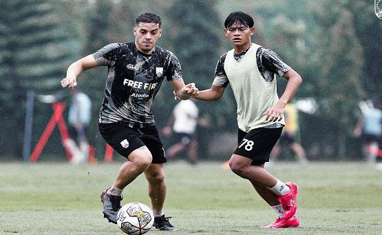 Laga Persita vs Persis Liga 1, Leonardo Medina fokus kelemahan Laskar Sambernyawa. Laga pekan ke-21 digelar di Indomilk Arena, Tangerang, Sabtu, 28 Januari 2023. (Foto: persissolo.id)