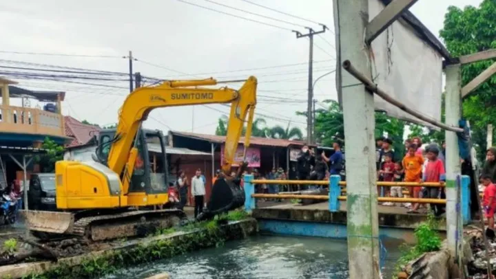 Kegiatan penertiban bangunan liar yang dilaksanakan di sepanjang bantaran Kali Baru, Desa Sumberjaya, Kecamatan Tambun Selatan, Kabupaten Bekasi, Kamis. ANTARA/Pradita Kurniawan Syah.