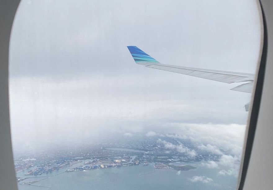 Penampakan dari jendela pesawat terbang terlihat cuaca tampak buruk. 