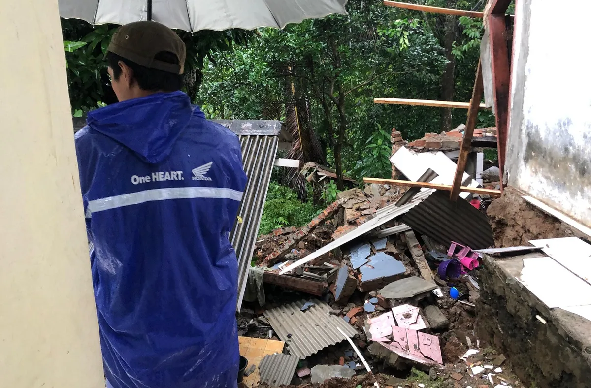 Bencana pergerakan tanah merusak puluhan rumah di Kampung Cihonje RT01/06, Desa Sukamaju, Kecamatan Cikembar.