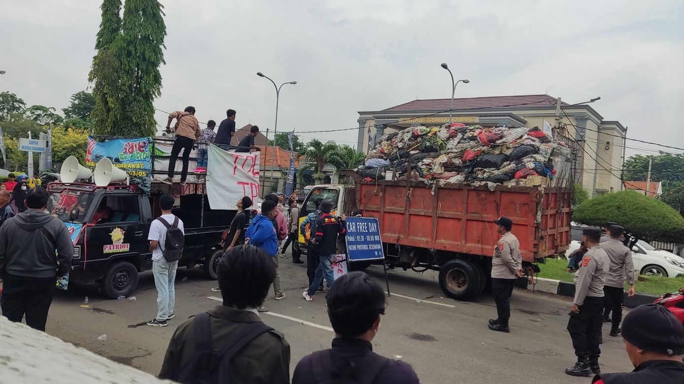 Perwakilan warga Wancimekar, berorasi di atas mobil komanda saat berunjuk rasa menolak perluasan TPAS Jalupang. 