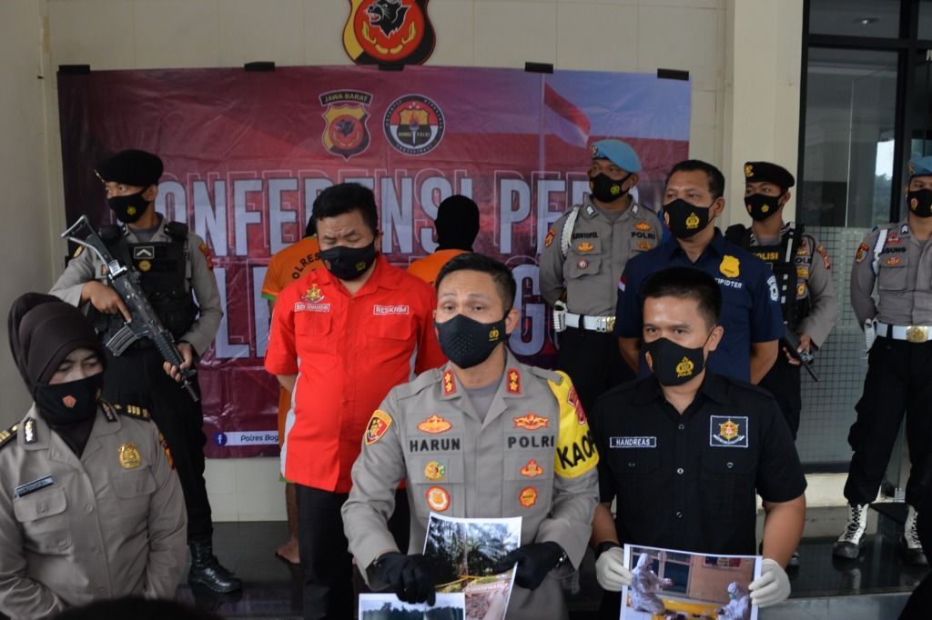 Kapolres Bogor AKBP Harun menunjukan sejumlah barang bukti kasus pembuangan limbah medis Covid-19 di Mapolres Bogor, Rabu 10 Februari 2021. Dalam kasus ini Polres Bogor menetapkan dua orang tersangka.
