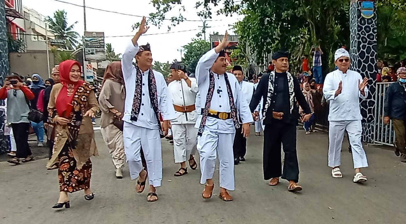 Bupati dan Wakil Bupati Pangandaran disambut ribuan masyarakat di karnaval budaya.