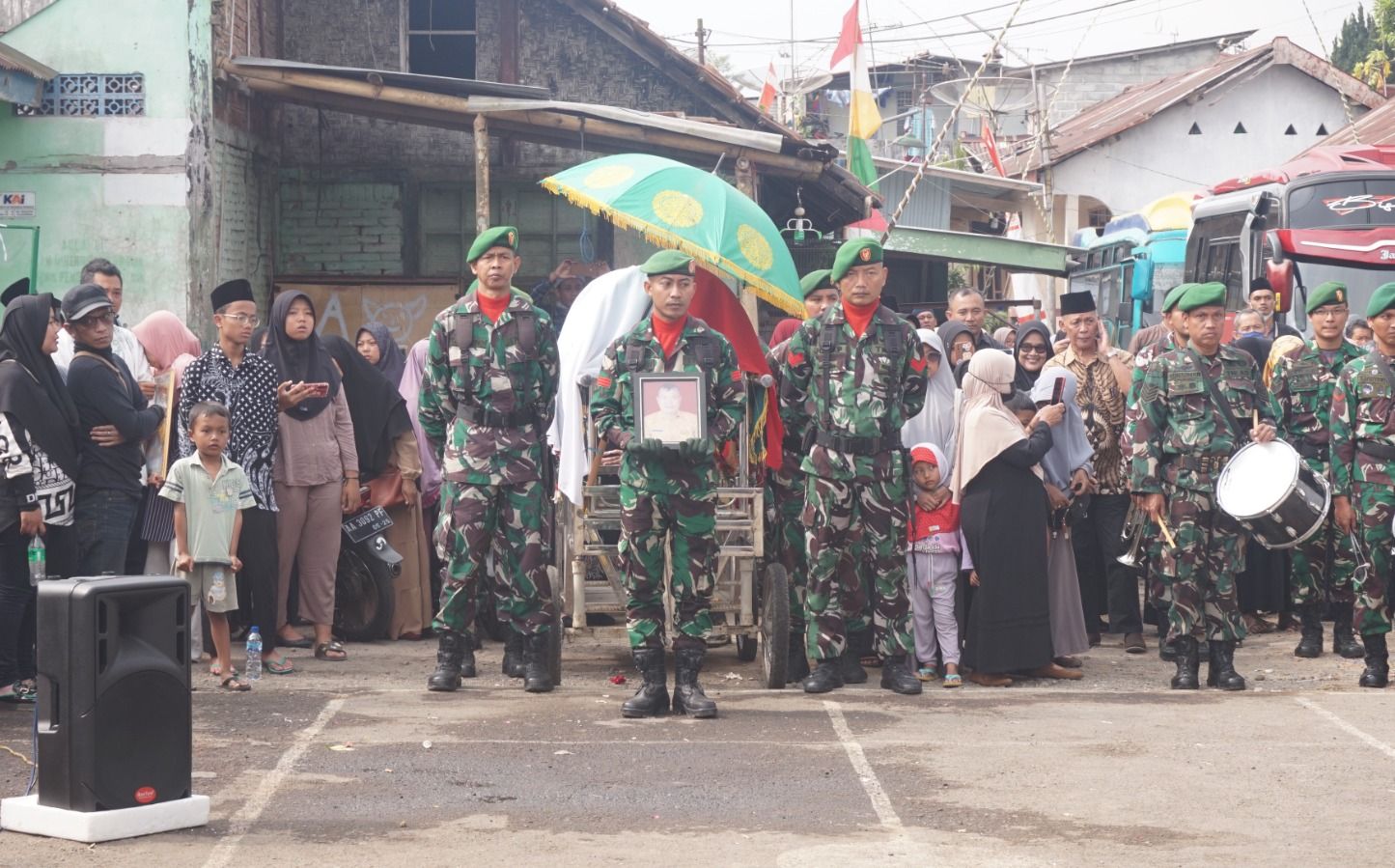 Prosesi pemakaman Ketua Legiun Veteran Republik Indonesia (LVRI) dilakukan secara militer dan dipimpin oleh Komandan Kodim 0707/Wonosobo. Pendim 0707