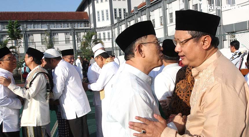 Mantan Wali Kota Bandung Dada Rosada menyalami mantan Sekda Bandung Edi Siswadi (kanan) seusai salat Id di Lembaga Pemasyarakatan Sukamiskin, Jalan AH Nasution, Rabu, 6 Juli 2016. Perayaan Lebaran di Lapas Sukamiskin berlangsung khidmat. Dada Rosada akan dinyatakan bebas pada Jumat 26 Agustus 2022