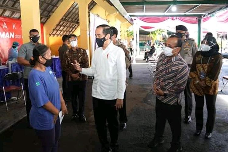 Presiden Jokowi Tinjau Pelaksanaan Vaksinasi Covid-19 Pedagang Pasar Beringharjo