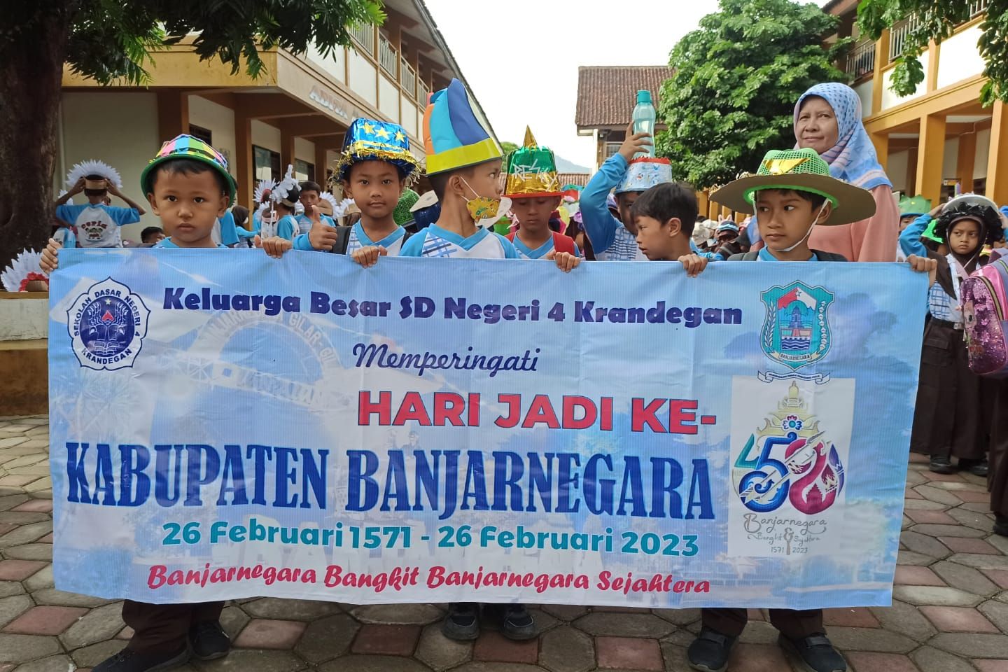 Siswa SDN 4 Krandegan menggelar karnaval Ceria Sambut Hari Jadi ke 452 Kotaku