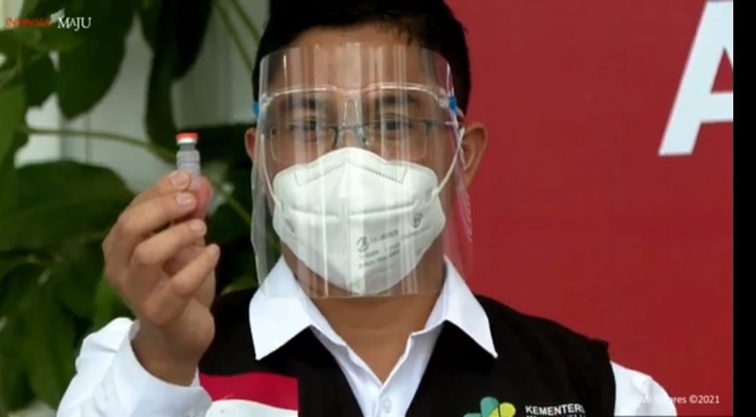 Petugas menunjukkan vaksin Sinovac yang akan disuntikkan ke Presiden Jokowi