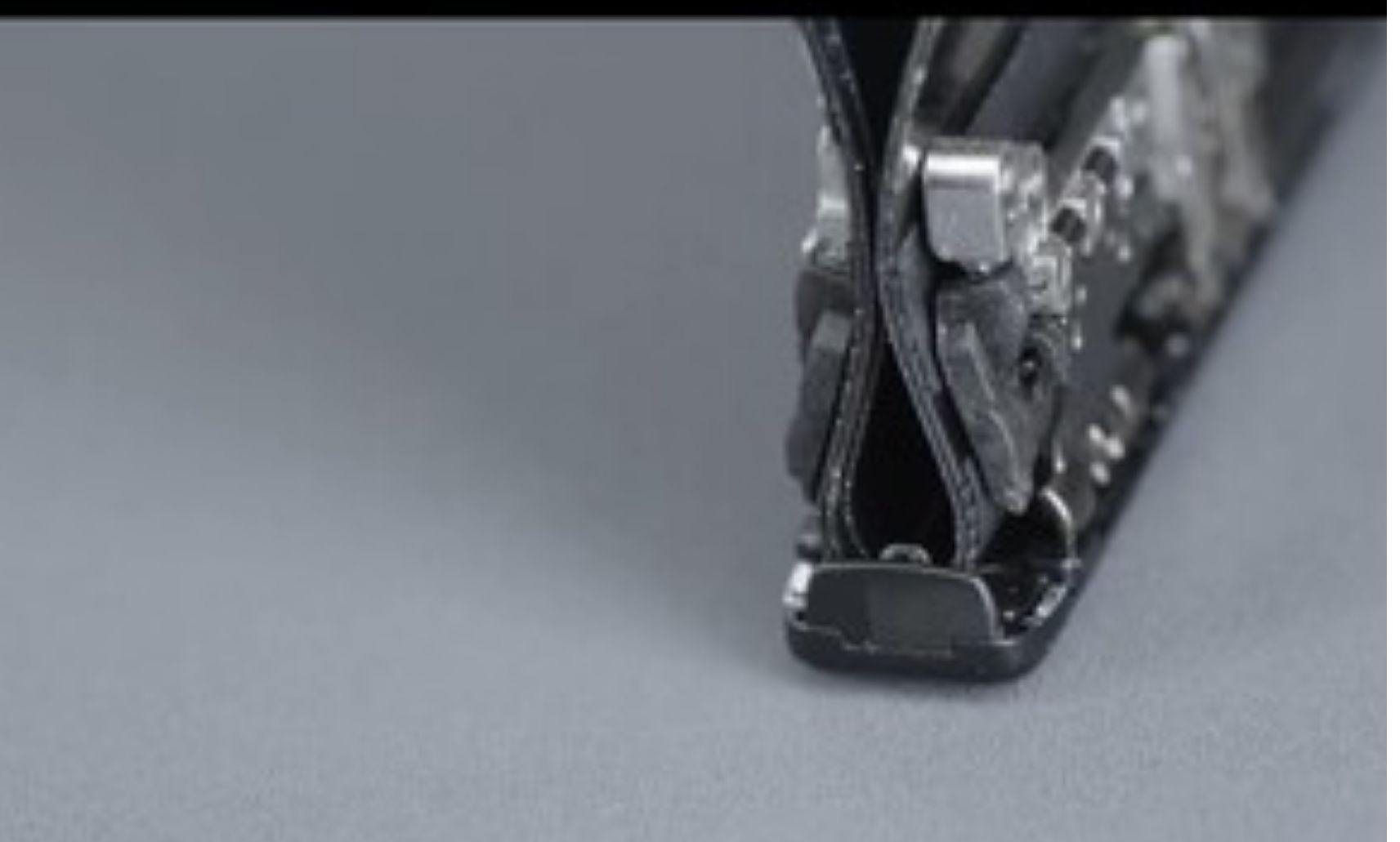 Vivo X Fold3 Pro: Engsel baru berbahan serat karbon ringan.