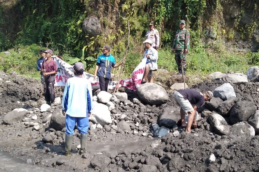 Warga Desa Kamongan dan Sudimoro yang melakukan aksi damai menolak aktivitas pertambangan di alur Sungai Bebeng, Magelang. 