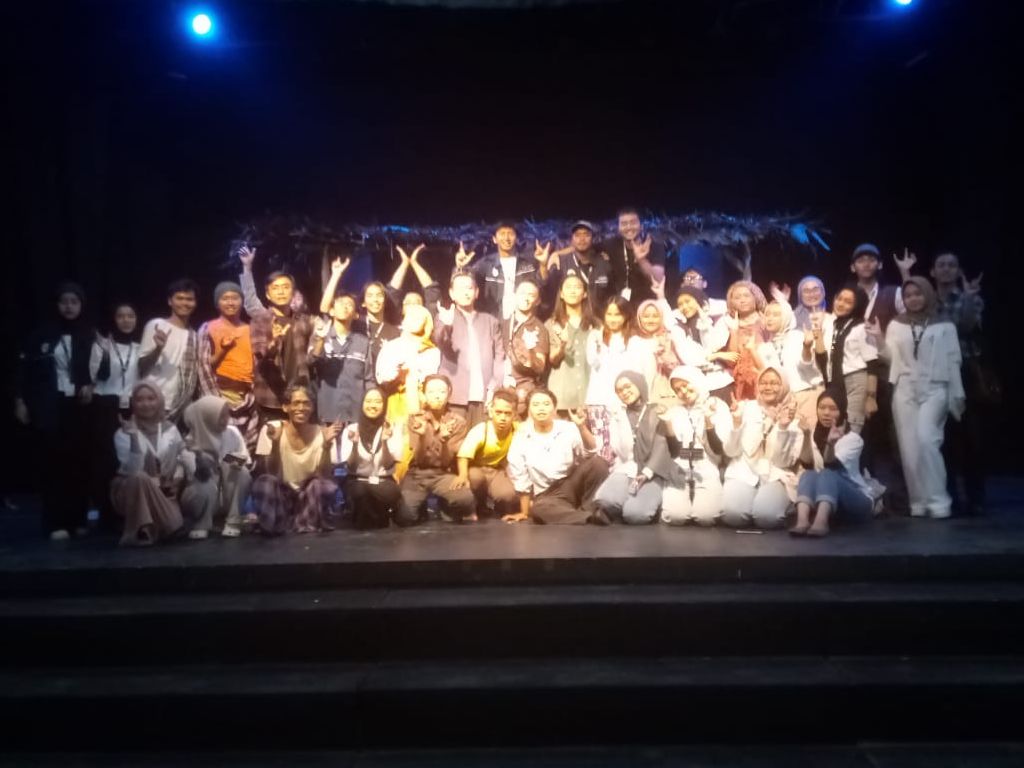Sanggar Harsa Universitas Islam KH. Ruhiat Cipasung sukses menggelar pementasan teater berjudul Awal & Mira yang bertempat di Gedung Kesenian Dadaha Kota Tasikmalaya, Sabtu 27 Juli 2024