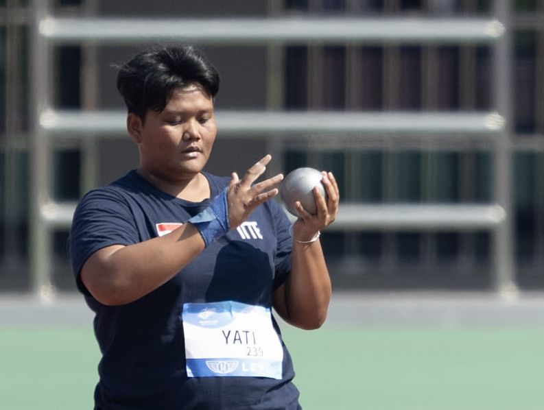 Atlet tolak peluru F20 putri, Suparni Yati saat bertanding di Asia Para Games 2022 Hangzhou. Suparni raih medali pertama untuk Tim Indonesia.