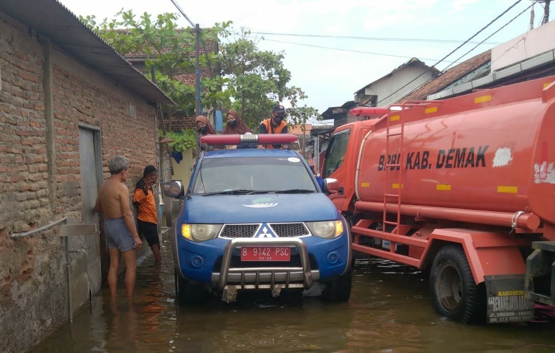 Bantu Korban Banjir Rob, Kemensos Salurkan Bantuan Logistik dan Dirikan Dapur Umum