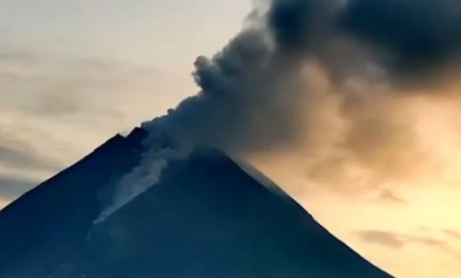 Gunung Merapi saat mengeluarkan awan panas.