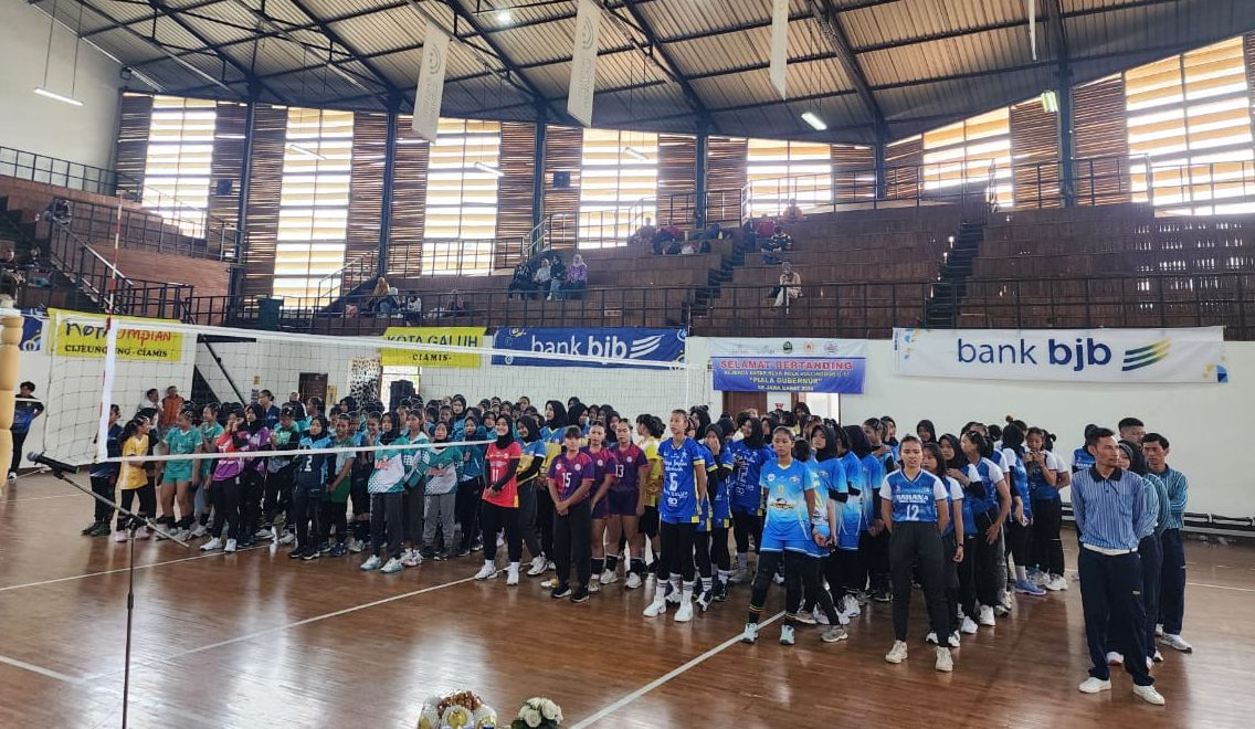Para pemain putri mengikuti pembukaan Kejurda bola voli U 17 antar klub se Jawa Barat di GOR Saparua Bandung, Sabtu 20 April 2024