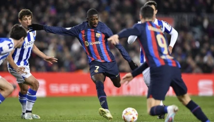 Penyerang Barcelona Ousmane Dembele menendang bola pada pertandingan Piala Raja melawan Real Sociedad di Nou Camp, Barcelona, Kamis, 26 Januari 2023dini hari WIB