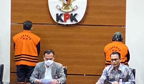 Ade Yasin keluar dari ruang penyidik KPK mengenakan rompi berwarna oranye. 