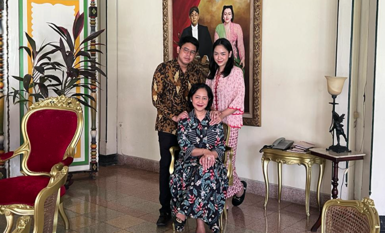 Cucu pahlawan nasional Mohammad Yamin,  KRMH Roy Rahajasa Yamin merayakan hari ulang tahun di Puro Mangkunegaran.