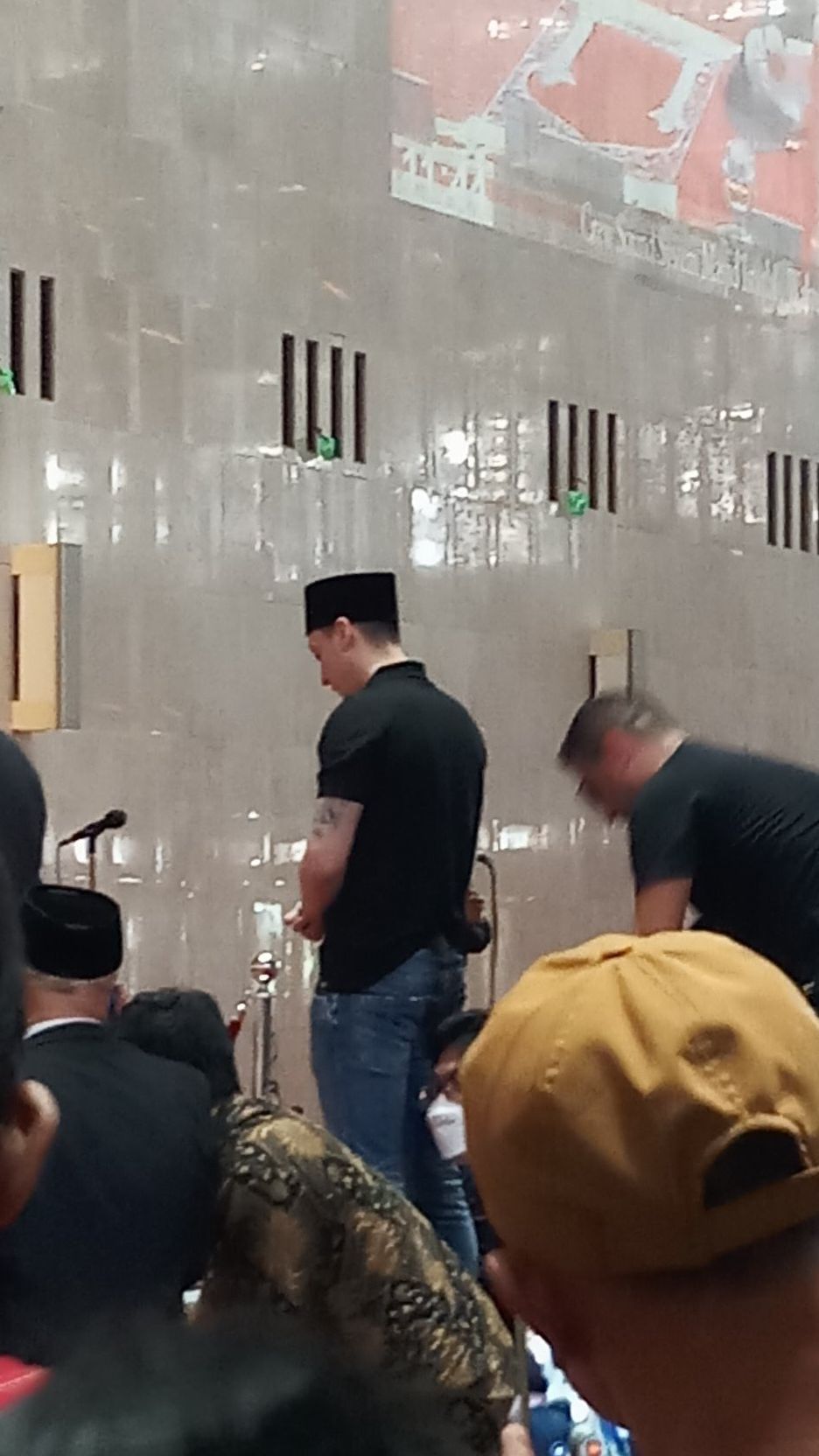 Gaya santai Mesut Ozil Shalat Jumat di Masjid Istiqlal
