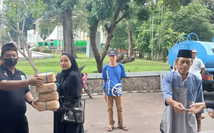 Kurangi Sampah Plastik Pemkot Jambi Bagikan Daging Kurban Pakai Besek Bambu Kalangan Jambi 