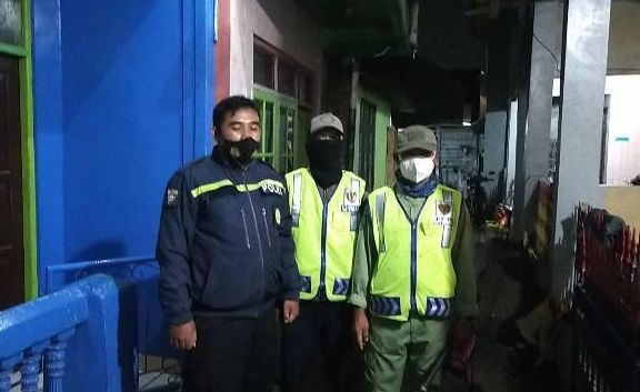Ratusan linmas se-Kota Bandung mulai rutin melakukan siskamling untuk mencegah kejahatan malam. Siskamling dilakukan bersama masyarakat. 