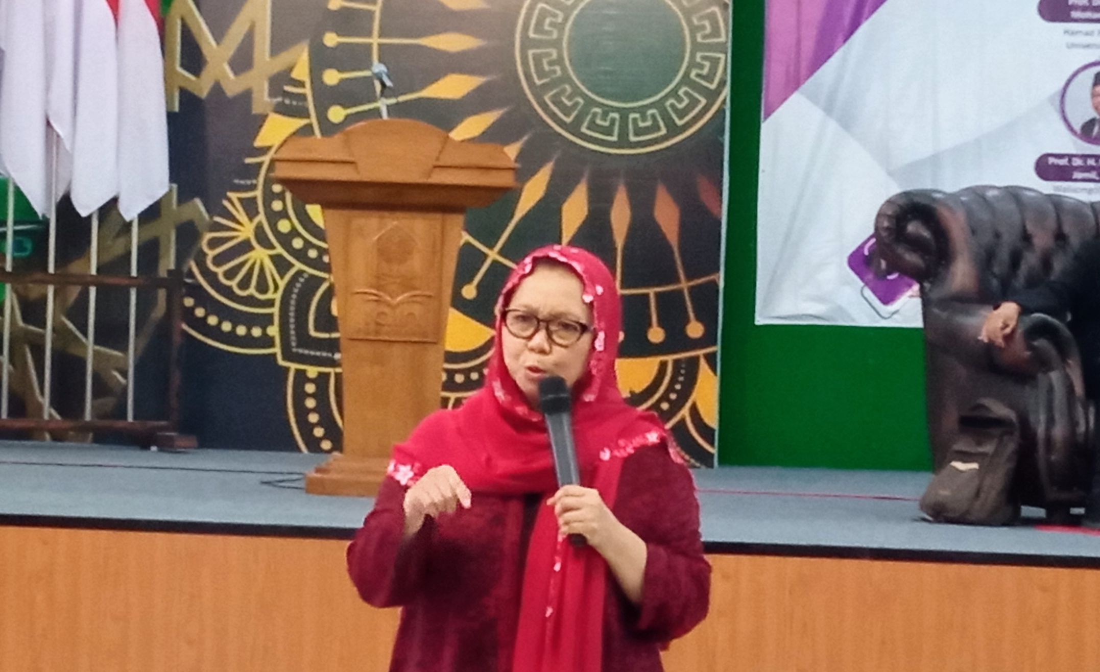 Alissa Wahid saat mengisi seminar internasional di IAIN Ponorogo dengan tema moderasi beragama.