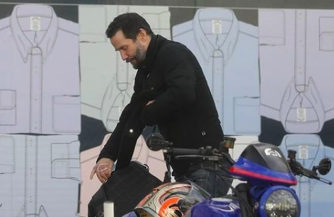 Tampang Keanu Reeves Berjenggot Kusut Hendak Mengendarai Sepeda Motor di Beverly Hills Jadi Sorotan.*