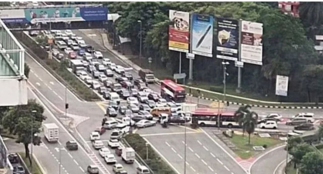 Lampu lalu lintas di Kuala Lumpur tidak berfungsi akibat pemadamam