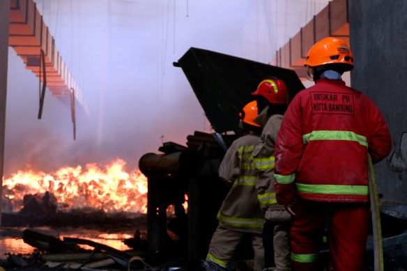 Khawatir bangunan roboh dan suhu sangat panas akibat semua barang terbakar mengakibatkan petugas kesulitan melakukan pemadaman.