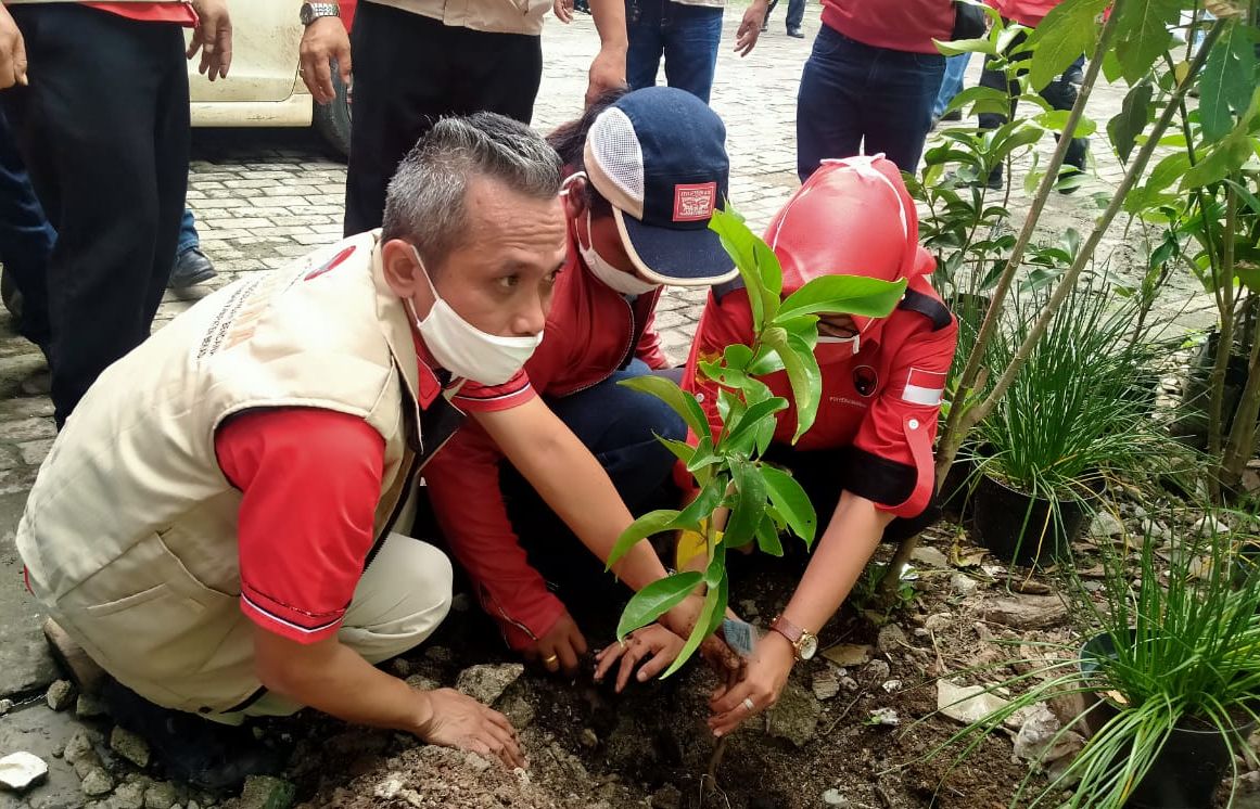 Penanaman pohon pada peringatan HUT ke-48 PDI Perjuangan di Kabupaten Bekasi.