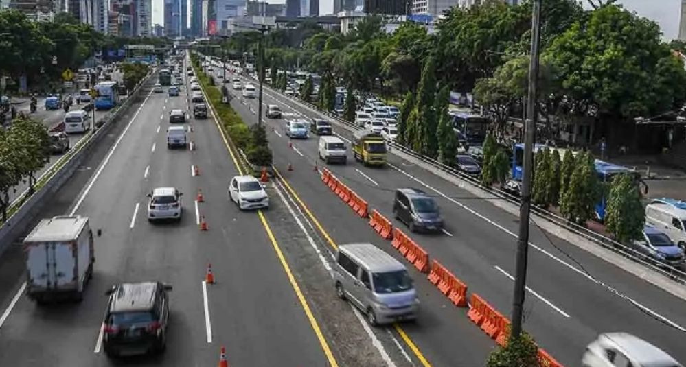 Ilustrasi - Sejumlah kendaraan roda empat melaju di ruas jalan Tol Dalam Kota ketika diberlakukan contraflow atau lawan arus di kawasan Semanggi, Jakarta, Kamis 22 Februari 2024.