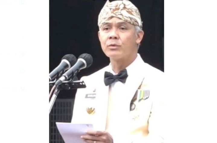 Dalam upacara HUT Jawa Tengah ke 72, Gubernur Ganjar Pranowo menyerukan agar jangan menjadi pejabat pemerintahan kalau mau kaya.
