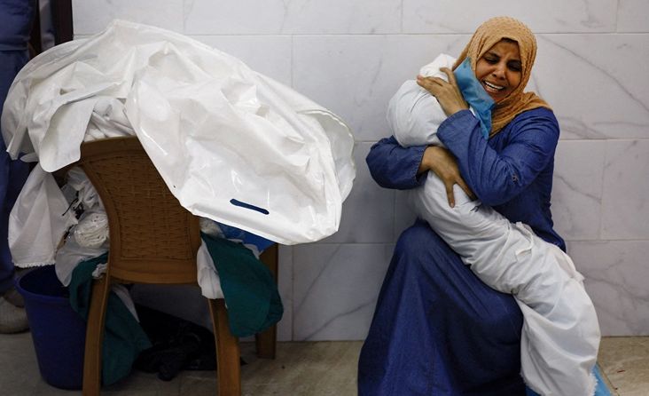 Wanita Palestina Inas Abu Maamar, 36, memeluk jenazah keponakannya yang berusia 5 tahun, Saly, yang terbunuh dalam serangan Israel, di rumah sakit Nasser di Khan Younis di Jalur Gaza selatan, 17 Oktober 2023.