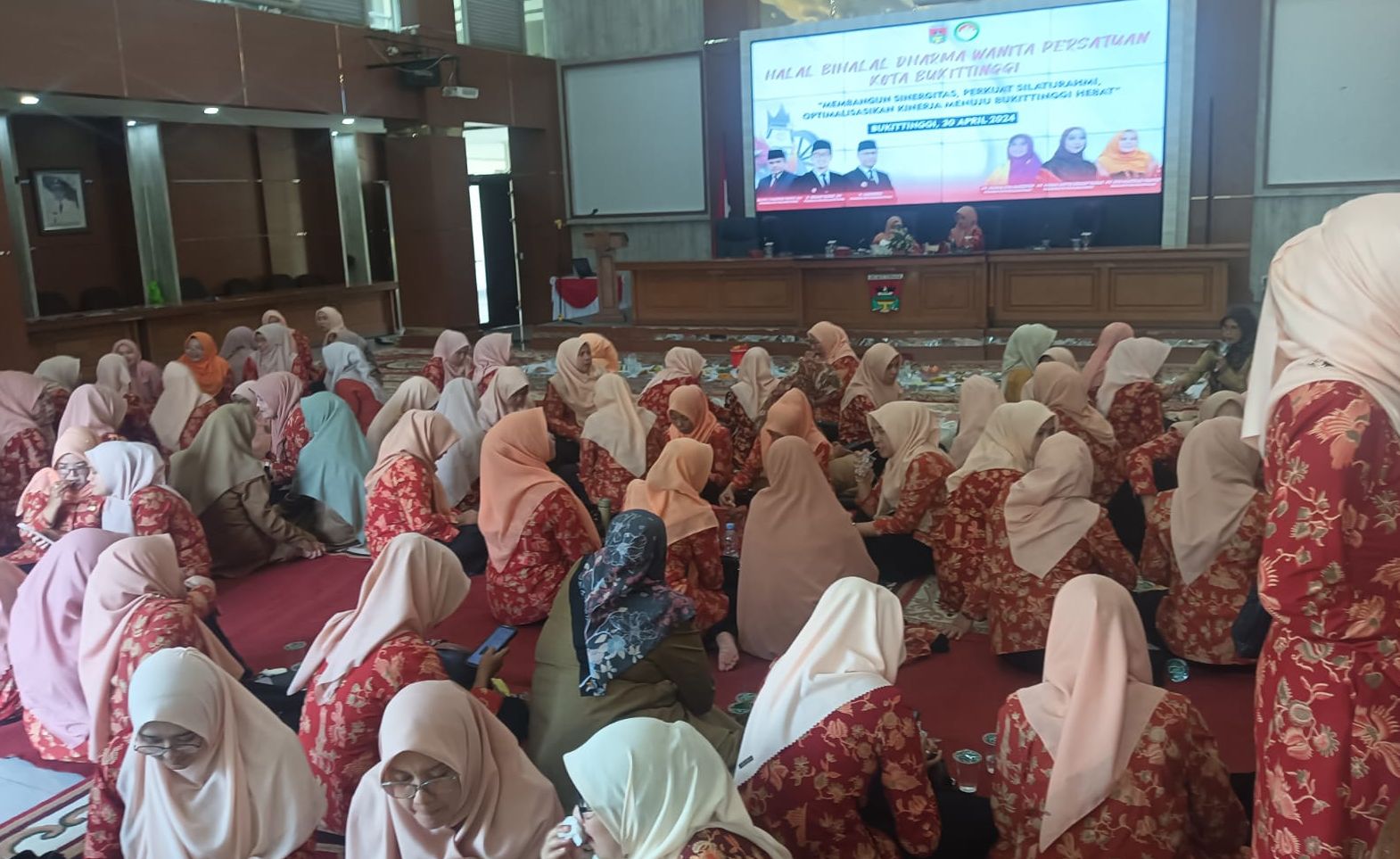 Suasana kegiatan Halal bi Halal pengurus dan anggota Dharma Wanita Persatuan Kota Bukittinggi, yang diselenggarakan di Hall Balaikota Bukittinggi, Sumatera Barat, Selasa 30 April 2024