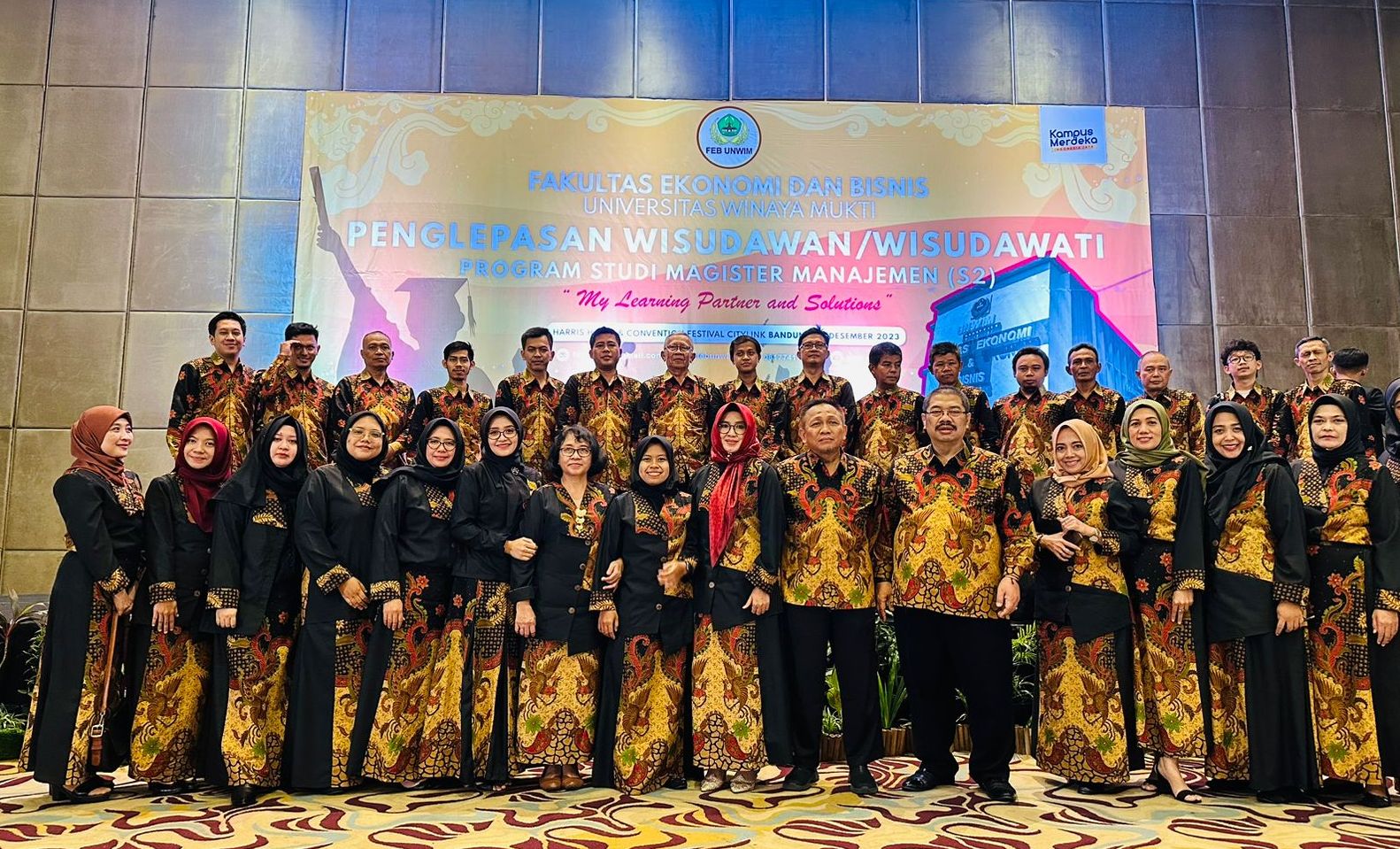 Foto bersama jajaran civitas akademika FEB Unwim pada acara pelepasan alumni Program Magister Manajemen (S2) Rabu, 13 Desember 2023 di Hotel Harris Citylink Bandung.