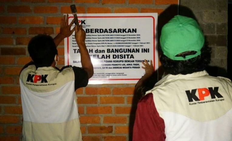 Penyidik KPK memasang plang penyitaan di salah satu villa di Kabupaten Sukabumi, Jawa Barat milik tersangka Edhy Prabowo