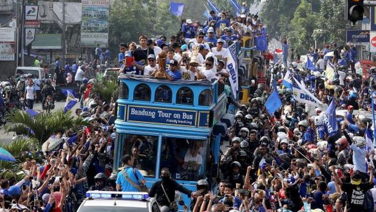 Oknum Bobotoh Serang Mobil Pelat B Saat Pawai Persib Juara, Polisi Buru ...