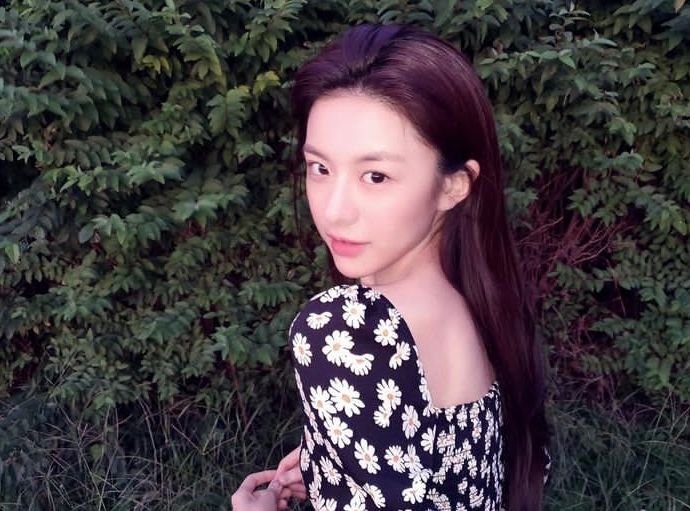 Potret Kece Go Youn Jung Bintang KDrama Moving Pakai Baju Motif Bunga