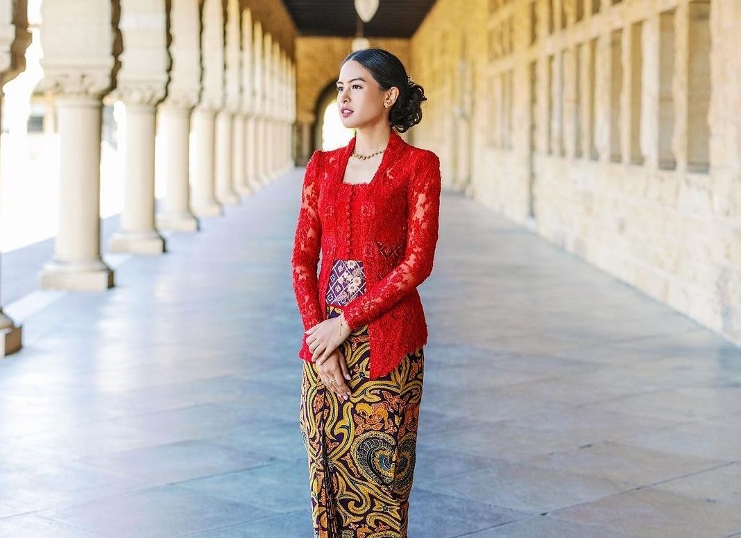 Kebaya merah marun karya desainer Didiet Maulana jadi sorotan saat dikenakan Maudy Ayunda dalam kelulusan dari Standford University.