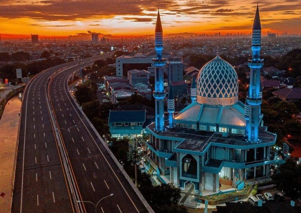 Masjid Jami Al-Azhar Jakapermai Bekasi. Jadwal imsak dan sholat tanggal 2 Ramadhan 2023 wilayah untuk Bekasi dan sekitarnya.