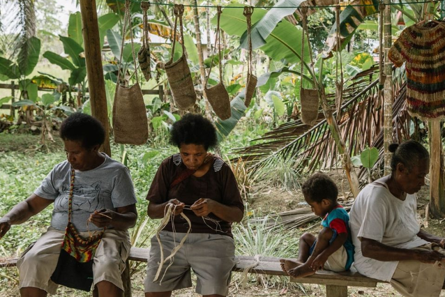 Perempuan Papua sedang membuat Noken. / wanaswara.com
