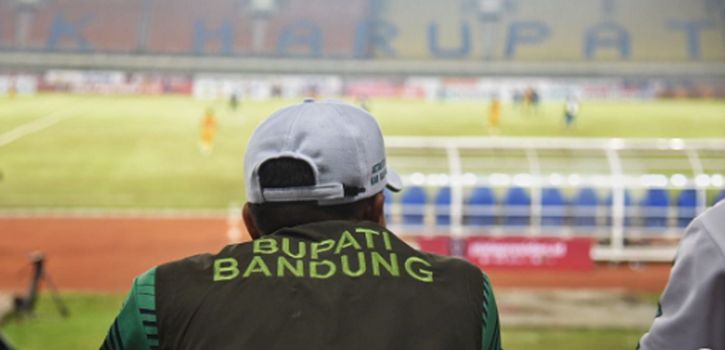 Bupati Bandung Dadang Supriatna di Stadion Si Jalak Harupat, salah satu stadion di Indonesia yang direncanakan jadi venue Piala Dunia U-20 namun batal