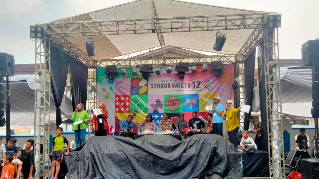 Panggung Festival Seni Akhir Tahun Syukur Waktu 12 Tasikmalaya Raya 2023 berdiri di kawasan Taman Kota Tasikmalaya.*/kabar-priangan.com/Arief Farihan Kamil 